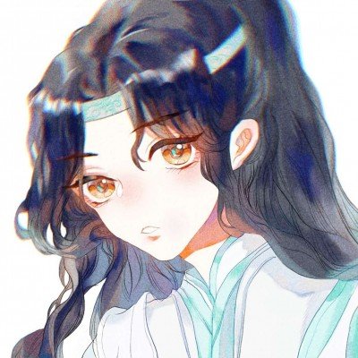 2岁幼童被困车内头发湿透